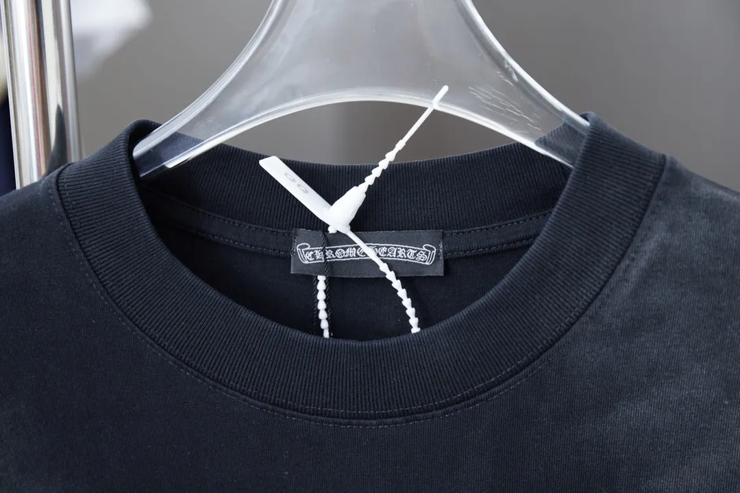 P190 Chrome Hearte 25SS Early Spring New Style Denim Chrome Hearte Short Sleeves Light Luxury Essential Item for Daily Commuting for Men and Women Correct Version Welcome to Compare Detailed Features · 280g 100% pure cotton double yarn jersey fabric · Special thickened 32 pieces of double-strand 1X1 thread in the same vat custom dyeing · Denim cut Chrome Heart Cross ➕Imported Australian matte pearlescent diamonds . Ready-to-wear dyeing Then do the faded fried snowflake process, then wash it to make it look old. Common washing improves the effect · Double-needle stitching and cross-stitch process · Original main mark, washed tag, branded moisture-proof paper packaging Color: black/white/orange Size: S/M/L/XL